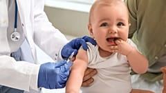 Eine Gesundheitsfachkraft bereitet die Impfung eines Babys vor.