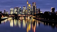 ARCHIVO. Los edificios del distrito bancario se reflejan en el río Meno en Fráncfort, Alemania. 16 de octubre de 2025.