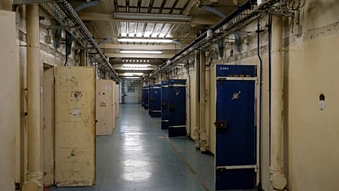 Blick in die Zellen des Gefängnisses La Santé in Paris, Freitag, 21. November 2014, während eines Pressebesuchs zu Beginn eines vierjährigen Renovierungsprojekts. (AP Foto/F