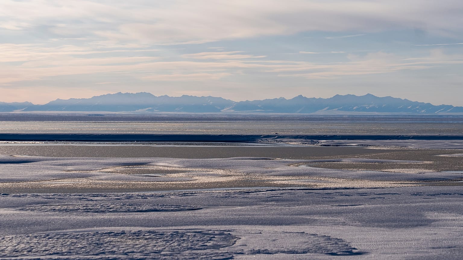 A lagoa Kaktovik e as montanhas Brooks Range do Refúgio Nacional de Vida Selvagem do Ártico são vistas em Kaktovik, Alasca, a 15 de outubro de 2024.