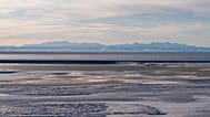 Η λιμνοθάλασσα Kaktovik και τα βουνά Brooks Range του Εθνικού Καταφυγίου Άγριας Ζωής της Αρκτικής φαίνονται στο Kaktovik της Αλάσκας, 15 Οκτωβρίου 2024.