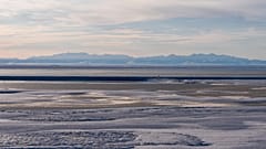 Η λιμνοθάλασσα Kaktovik και τα βουνά Brooks Range του Εθνικού Καταφυγίου Άγριας Ζωής της Αρκτικής φαίνονται στο Kaktovik της Αλάσκας, 15 Οκτωβρίου 2024.