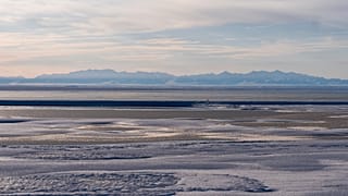Le lagon de Kaktovik et les montagnes de la chaîne Brooks de l'Arctic National Wildlife Refuge à Kaktovik, en Alaska, le 15 octobre 2024