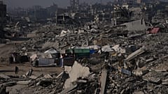 Israelische Angriffe hinterlassen Trümmer in Gaza.