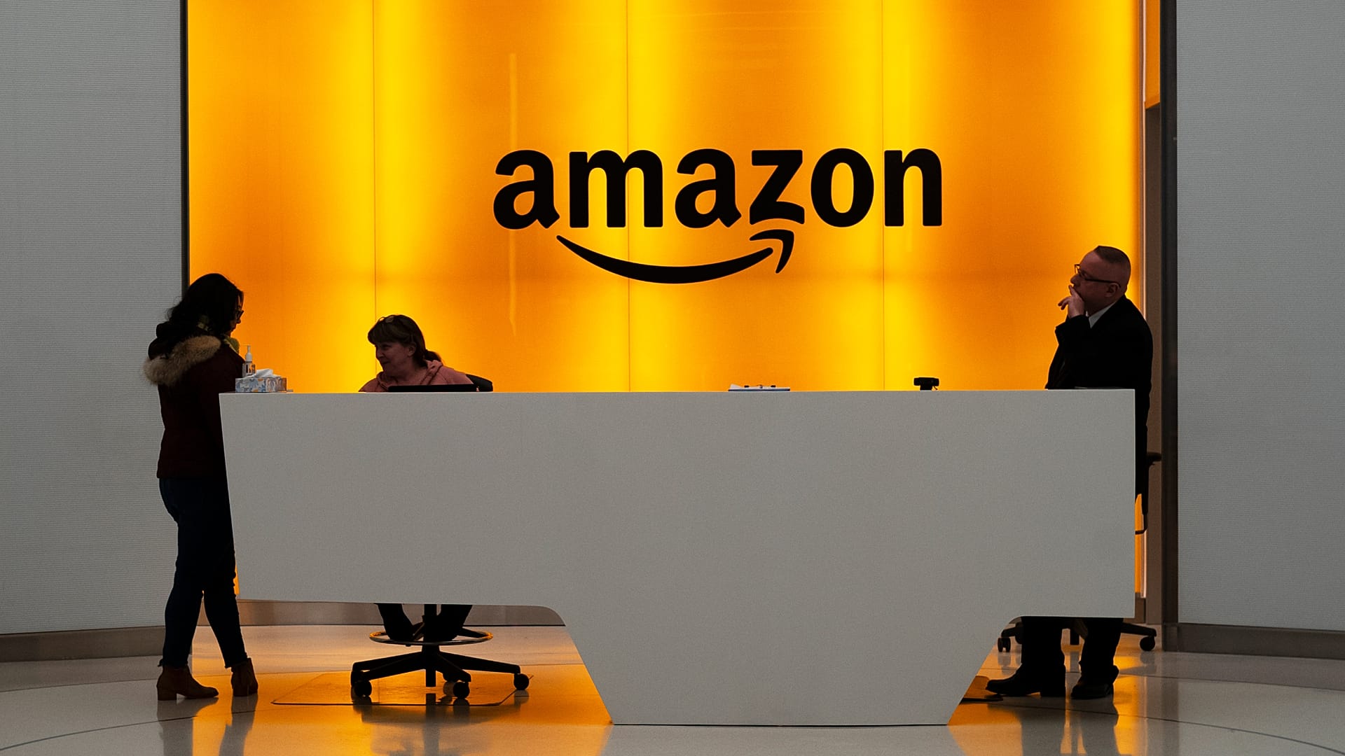Archivfoto vom 14. Februar 2019: Menschen stehen in der Lobby der Amazon-Büros in New York.