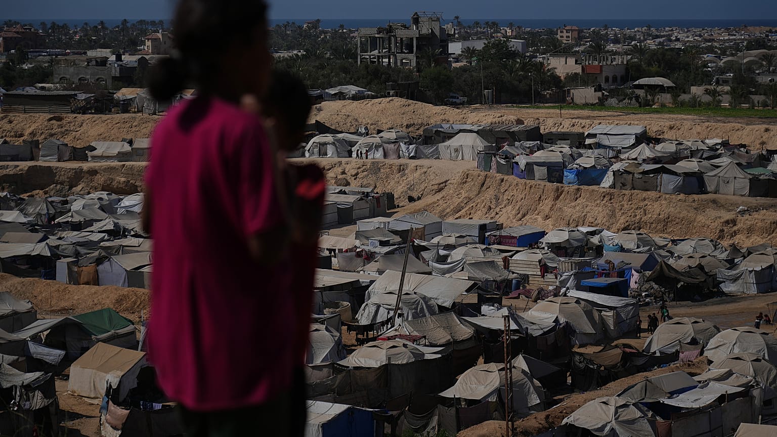 مخيم خيام للنازحين الفلسطينيين يمتد على طول منطقة دير البلح في قطاع غزة، يوم الأربعاء 22 أكتوبر 2025. (أ.ف.ب/عبد الكريم هنا)