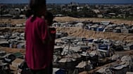 مخيم خيام للنازحين الفلسطينيين يمتد على طول منطقة دير البلح في قطاع غزة، يوم الأربعاء 22 أكتوبر 2025. (أ.ف.ب/عبد الكريم هنا)