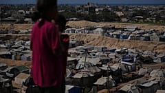 مخيم خيام للنازحين الفلسطينيين يمتد على طول منطقة دير البلح في قطاع غزة، يوم الأربعاء 22 أكتوبر 2025. (أ.ف.ب/عبد الكريم هنا)