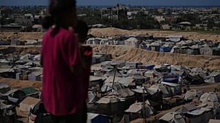 مخيم خيام للنازحين الفلسطينيين يمتد على طول منطقة دير البلح في قطاع غزة، يوم الأربعاء 22 أكتوبر 2025. (أ.ف.ب/عبد الكريم هنا)