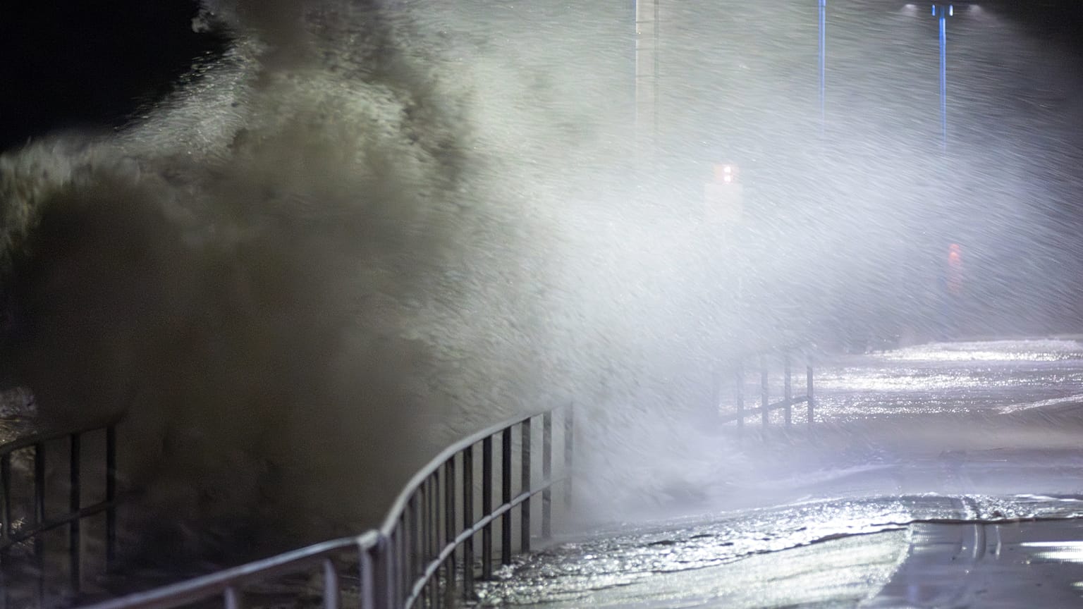 Wasser aus der Nordsee schlägt während des Sturms „Joshua“ am Freitag, dem 24. Oktober 2025, gegen den Fährhafen von Dagebüll