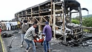 متطوعون ينتشلون جثة من حافلة اشتعلت فيها النيران بعد اصطدامها بدراجة نارية في أندرا براديش، الهند، 24 أكتوبر 2025. 