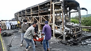 متطوعون ينتشلون جثة من حافلة اشتعلت فيها النيران بعد اصطدامها بدراجة نارية في أندرا براديش، الهند، 24 أكتوبر 2025. 