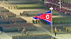 Desfile militar para assinalar o 90.º aniversário do exército da Coreia do Norte na Praça Kim Il Sung em Pyongyang, 25 de abril de 2022
