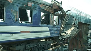 ARCHIVO: un tren de pasajeros dañado tras el ataque con drones de Rusia a una estación de tren en Shostka, Ucrania, el sábado 4 de octubre de 2025.