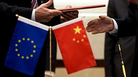 A member of EU Commission exchange documents with Chinese delegation at a ceremony after the 5th China-EU High Level Economic and Trade dialogue, September 2015.