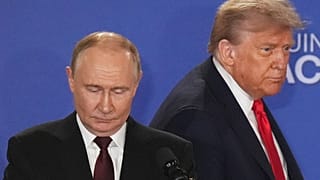 ARCHIVO: El presidente Donald Trump y el presidente de Rusia, Vladímir Putin, llegan a una rueda de prensa conjunta en la Base Conjunta Elmendorf-Richardson, Alaska, el viernes 15 de agosto de 2025.