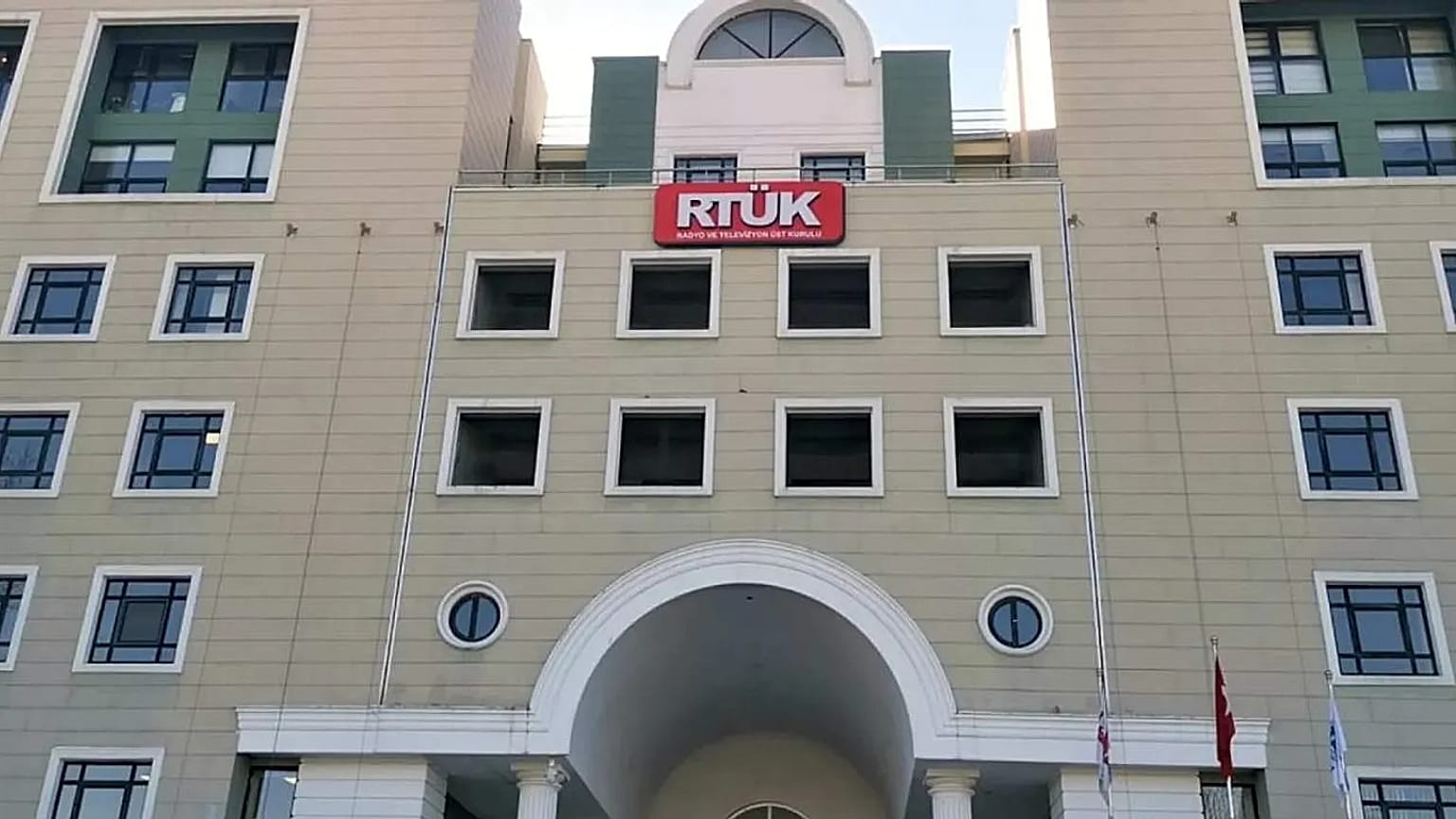 Radyo ve Televizyon Üst Kurulu binasının dış cephesinden bir görsel.