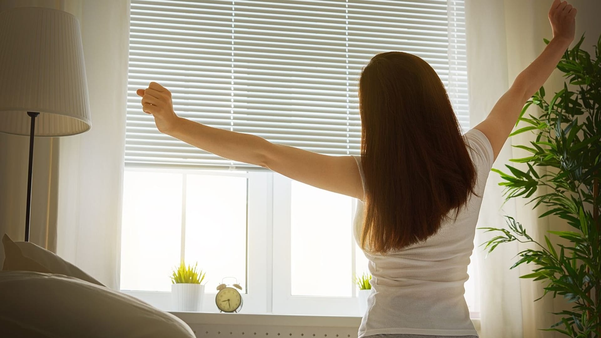 Kobieta przeciąga się rano.