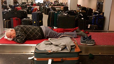 صورة لمسافر ينام في المطار