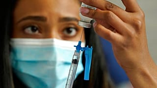 صورة تعبيرية لممرضة تقوم بتجهيز حقنة لقاح موديرنا المضاد لكوفيد-19 في عيادة تطعيم جماعي في ملعب جيليت في فوكسبورو، ماساتشوستس