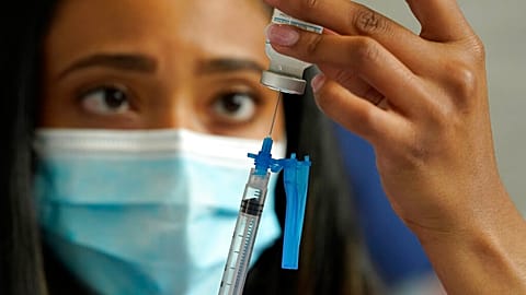 صورة تعبيرية لممرضة تقوم بتجهيز حقنة لقاح موديرنا المضاد لكوفيد-19 في عيادة تطعيم جماعي في ملعب جيليت في فوكسبورو، ماساتشوستس