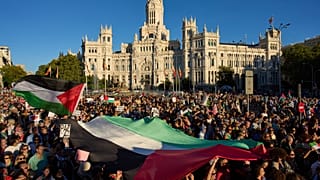 متظاهرون مؤيدون للفلسطينيين يتظاهرون في مدريد، إسبانيا، السبت 4 أكتوبر/تشرين الأول 2025