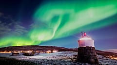 Auf diesem Foto vom 22. Februar 2018 sind Polarlichter am Himmel über einem Leuchtturm im Dorf Strand in der Nähe von Tromso in Nordnorwegen zu sehen.