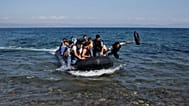Des migrants afghans arrivent sur les rives de l'île grecque de Lesbos après avoir traversé la mer Égée depuis la Turquie à bord d'un canot pneumatique, le 25 septembre 2015.