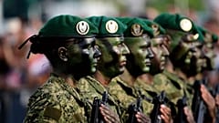 Κροατικά στρατεύματα συμμετέχουν σε στρατιωτική παρέλαση για τα 30 χρόνια από μια σημαντική νίκη στον πόλεμο στο Ζάγκρεμπ, 31 Ιουλίου 2025