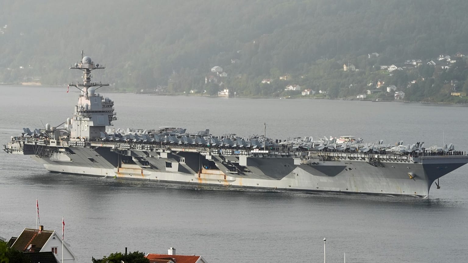 O porta-aviões norte-americano USS Gerald R. Ford, o maior navio de guerra do mundo, a caminho do fiorde de Oslo, em Drobak, na Noruega, a 12 de setembro de 2025.