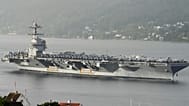 O porta-aviões norte-americano USS Gerald R. Ford, o maior navio de guerra do mundo, a caminho do fiorde de Oslo, em Drobak, na Noruega, a 12 de setembro de 2025.