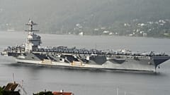 Το αμερικανικό αεροπλανοφόρο USS Gerald R. Ford, το μεγαλύτερο πολεμικό πλοίο του κόσμου, καθ' οδόν προς το φιορδ του Όσλο στο Ντρόμπακ της Νορβηγίας, 12 Σεπτεμβρίου 2025.
