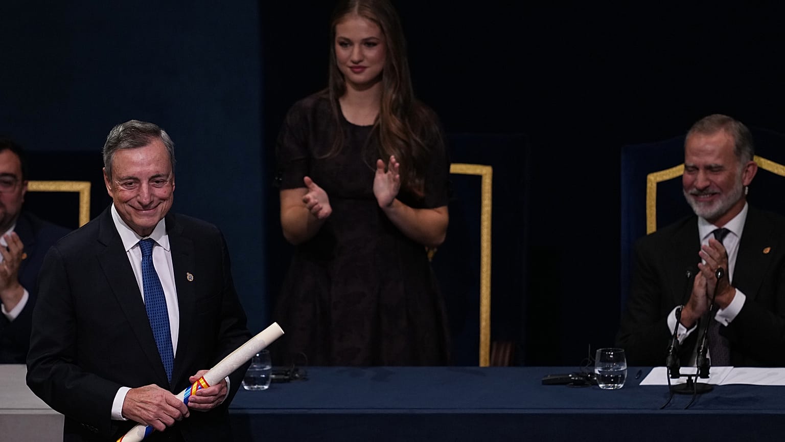 El expresidente del Banco Central Mario Draghi recibe los Premios Princesa de Asturias durante una ceremonia en Oviedo, norte de España, el 24 de octubre de 2025.