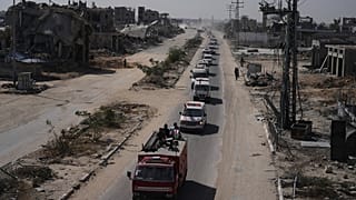 تنقل سيارات الإسعاف جثث فلسطينيين مجهولي الهوية، عادوا من إسرائيل كجزء من اتفاق وقف إطلاق النار، قطاع غزة، الأربعاء 22 أكتوبر/تشرين الأول 2025. 