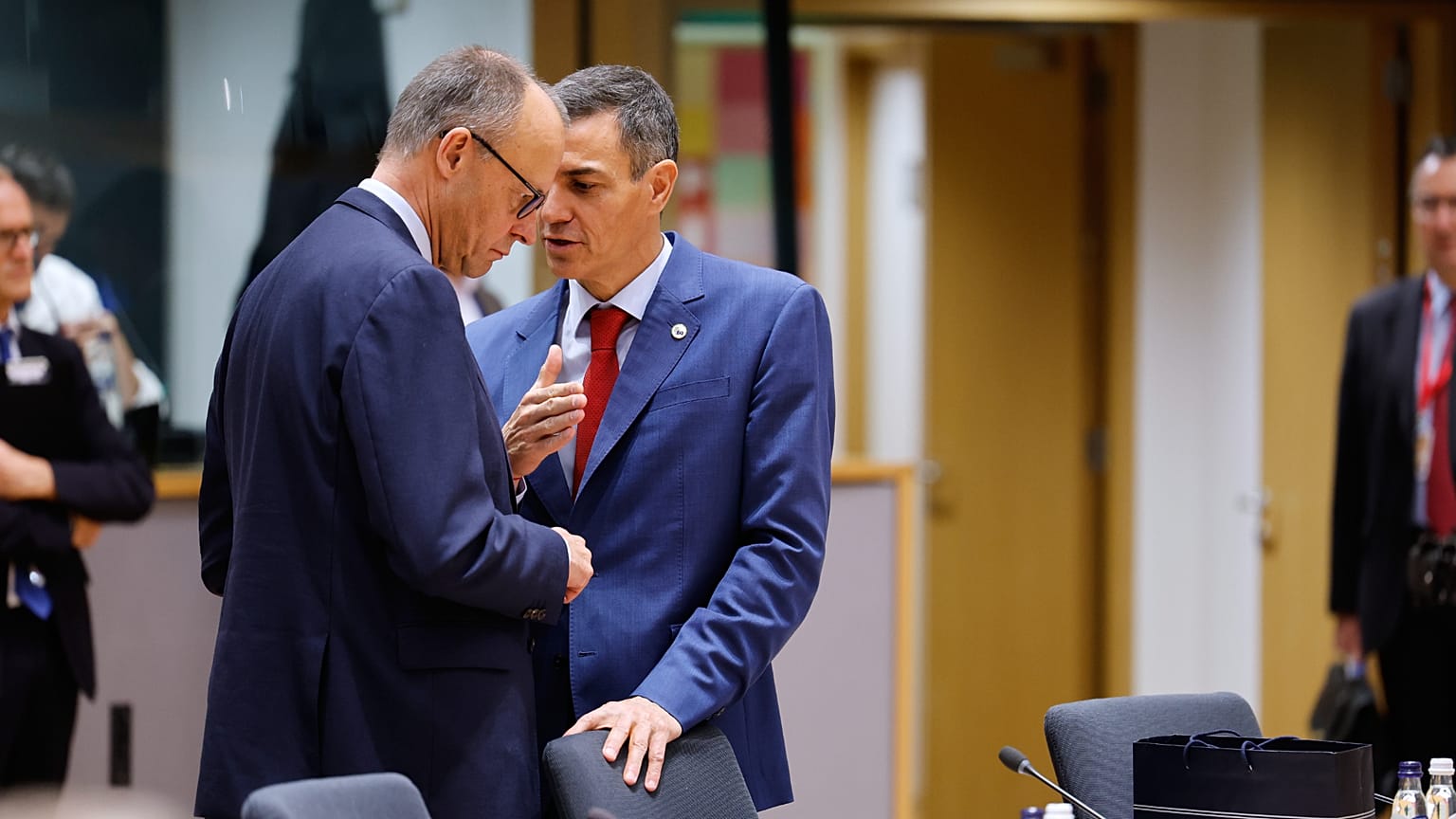El canciller alemán, Friedrich Merz, a la izquierda, habla con el presidente Pedro Sánchez, durante una cumbre de la UE en Bruselas del jueves 23 de octubre