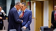 El canciller alemán, Friedrich Merz, a la izquierda, habla con el presidente Pedro Sánchez, durante una cumbre de la UE en Bruselas del jueves 23 de octubre