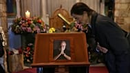 Γυναίκα προσκυνάει στη σορό του Διονύση Σαββόπουλου, στο παρεκκλήσι της Μητρόπολης Αθηνών, Σάββατο 25 Οκτωβρίου 2025