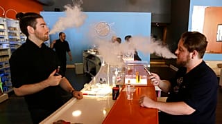 أشخاص يدخنون السجائر الالكترونية