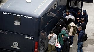 Οι 37 συλληφθέντες για το σκάνδαλο του ΟΠΕΚΕΠΕ μεταφέρονται στα γραφεία της Ευρωπαϊκής Εισαγγελίας στην οδό Λουκάρεως προκειμένου να απολογηθούν για τις παράνομες επιδοτήσεις