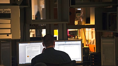 يبحث فاحص الطب الشرعي للكمبيوتر عن أدلة على محركات الأقراص الثابتة في مركز الجرائم الإلكترونية التابع لوزارة الدفاع في لينثيكوم ، ماريلاند., الخميس, أغسطس. 11, 2011.