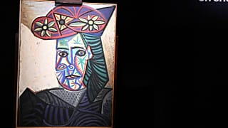نقاشی «نیم‌تنه زنی با کلاه گلدار» اثر پیکاسو که دوباره کشف شده است، روز چهارشنبه، ۲۲ اکتبر ۲۰۲۵ در پاریس به نمایش گذاشته شد. این پرتره در سال ۱۹۴۳ نقاشی شده است