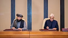 خواجه آصف، وزیر دفاع پاکستان (راست) و ملا محمد یعقوب، وزیر دفاع افغانستان، روز یکشنبه، ۱۹ اکتبر ۲۰۲۵، در دوحه قطر توافق آتش‌بس امضا کردند.