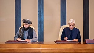 خواجه آصف، وزیر دفاع پاکستان (راست) و ملا محمد یعقوب، وزیر دفاع افغانستان، روز یکشنبه، ۱۹ اکتبر ۲۰۲۵، در دوحه قطر توافق آتش‌بس امضا کردند.
