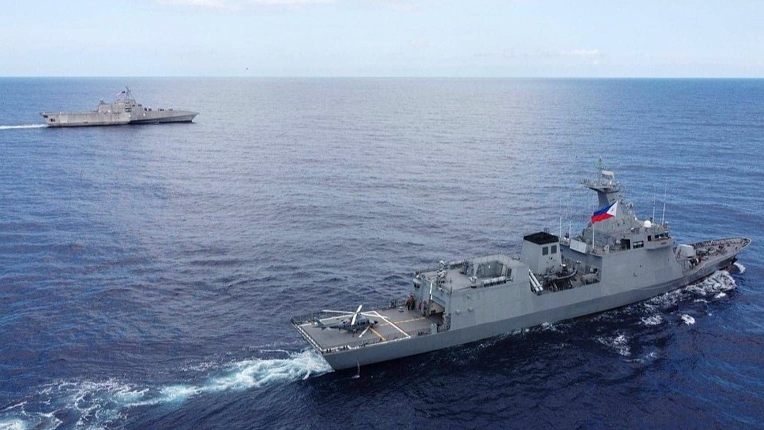 الفرقاطة الفلبينية "خوسيه ريزال" (FF150) والسفينة الأمريكية "غابرييل غيفوردز" (LCS 10) خلال تمرين تكتيكي مشترك في بحر الفلبين الغربي، الخميس 23 نوفمبر 2023.