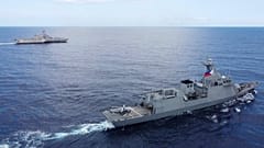 الفرقاطة الفلبينية "خوسيه ريزال" (FF150) والسفينة الأمريكية "غابرييل غيفوردز" (LCS 10) خلال تمرين تكتيكي مشترك في بحر الفلبين الغربي، الخميس 23 نوفمبر 2023.