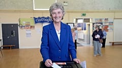 Die unabhängige Kandidatin Catherine Connolly gibt ihre Stimme bei der Wahl des nächsten irischen Präsidenten in der Claddagh National School in Galway City, Irland, am Freitag, 24. Oktober 2025, ab.
