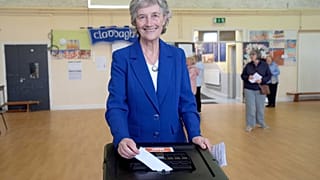 Catherine Connolly leadja szavazatát