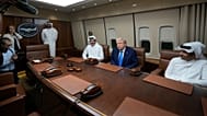 دونالد ترامپ، رئیس جمهور آمریکا با شیخ تمیم بن حمد آل ثانی، امیر قطر و شیخ محمد بن عبدالرحمن بن جاسم آل ثانی، نخست وزیر و وزیر امور خارجه قطر در هواپیمای ویژه رئیس جمهور