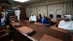  دونالد ترامپ، رئیس جمهور آمریکا با شیخ تمیم بن حمد آل ثانی، امیر قطر و شیخ محمد بن عبدالرحمن بن جاسم آل ثانی، نخست وزیر و وزیر امور خارجه قطر در هواپیمای ویژه رئیس جمهور