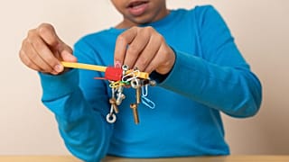 طفل يلعب بمجموعة من المغناطيسات